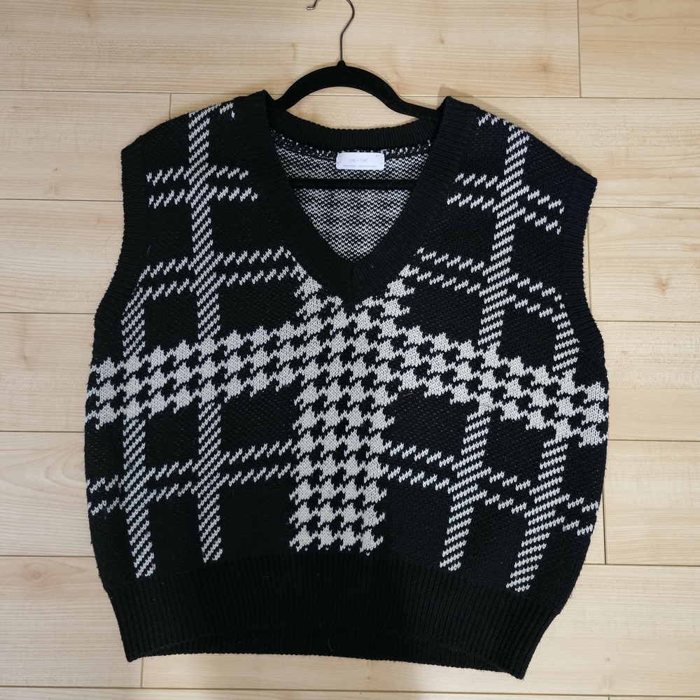 OAK + FORT Black and White V-Neck Sweater Vest